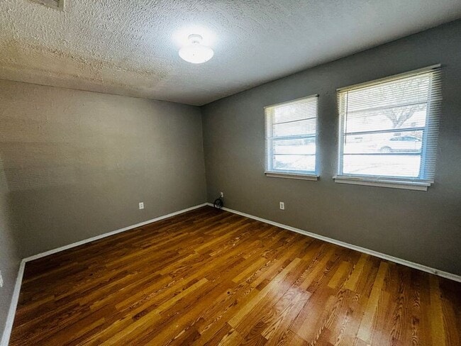 Building Photo - 130 E Woodcrest Dr