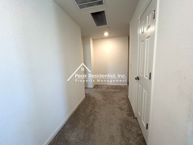 Building Photo - Beautiful Newer Folsom 4bd/2.5ba in Gated Community!