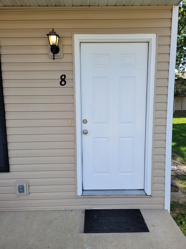 Building Photo - 8 Peartree Ln