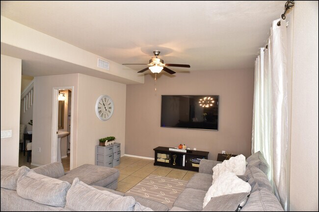 Building Photo - 6246 Viale Del Sol Ave