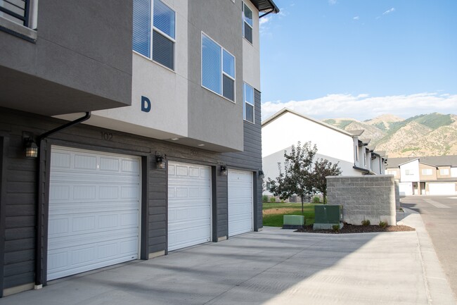 Building Photo - 459 W 15 S