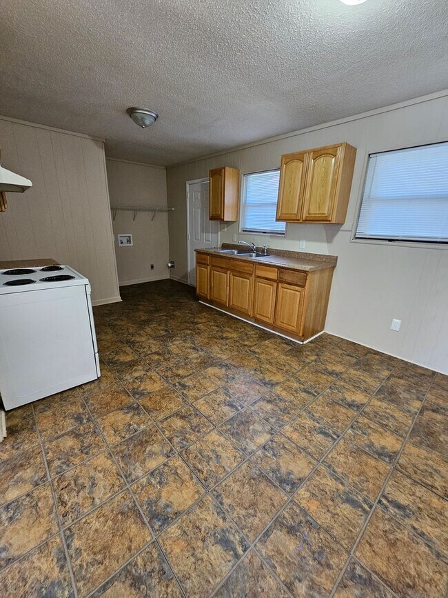 Building Photo - 3 BR near Johnson St School!