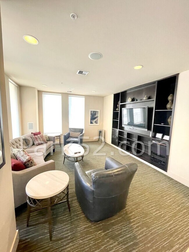 Building Photo - 1 Bedroom Condo in Downtown Tacoma