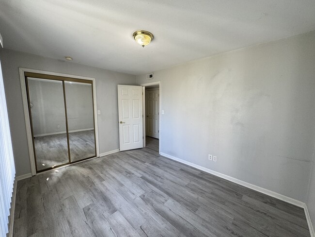 Building Photo - 398 W Ash Dr