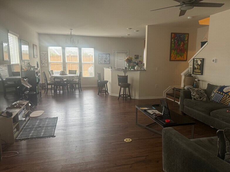 Open livingroom - 1035 Laceflower Dr