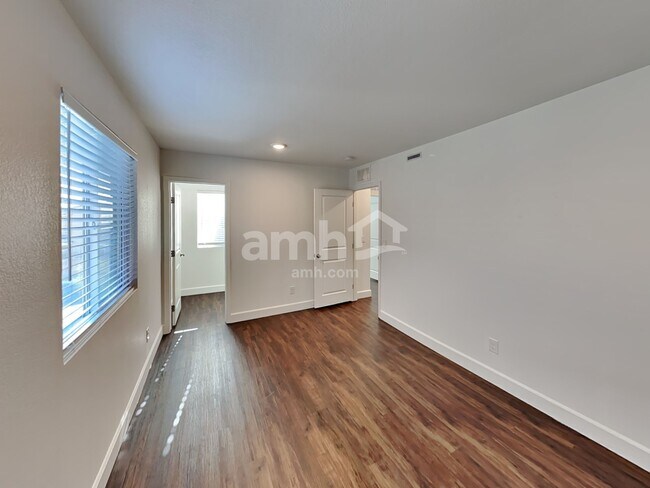 Building Photo - 10465 Beavertail Hill Ave