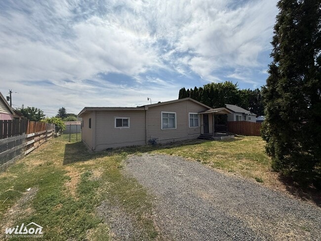 Building Photo - 2 Bedroom, 1 Bath Home with a Large Backyard!