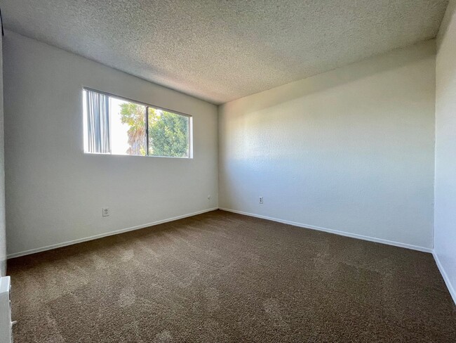 Building Photo - 2 Bedroom 1 Bathroom Condo in San Diego, c...