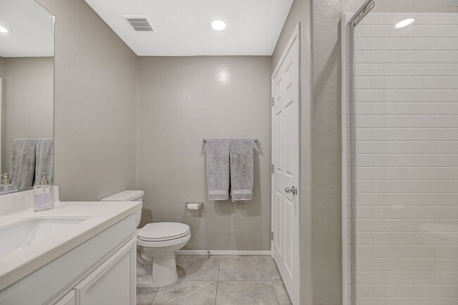 Building Photo - Modern 3 Bedroom Townhouse near Blue Diamond