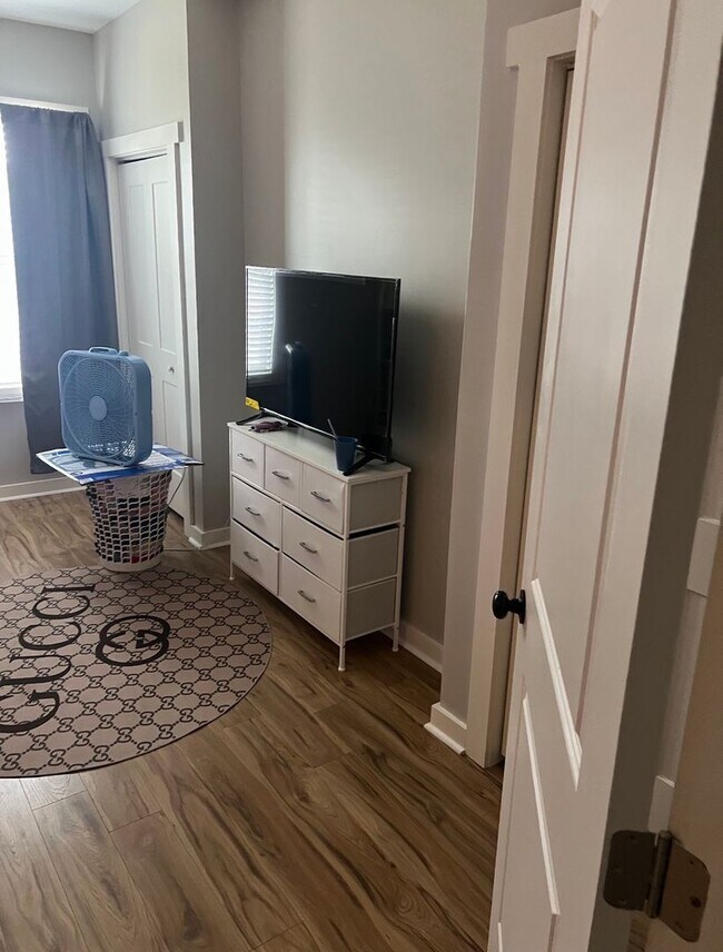 Building Photo - 1917 W Madison St