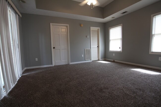 Building Photo - Remodeled 5bed/3.5 Bath House!