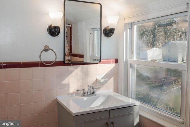 Building Photo - 209 Elm Ave