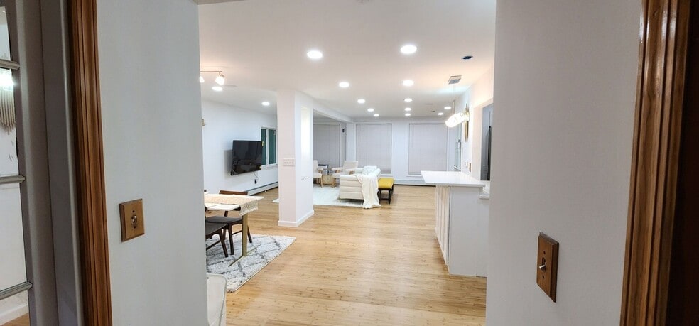 Building Photo - 150 E Walnut St