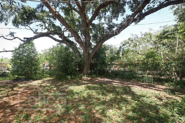 Building Photo - Charming 3/2 with Carport in Sanford
