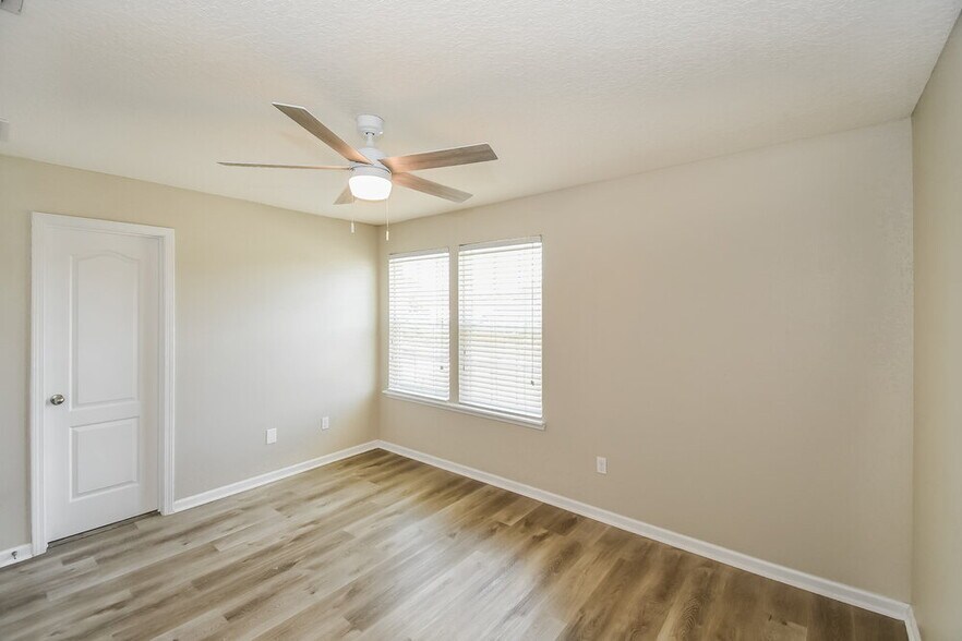 Building Photo - 918 Glendale Ln