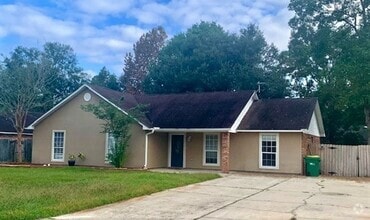 Building Photo - 3 Bd / 2 Bath Home in Pinehurst Subd.