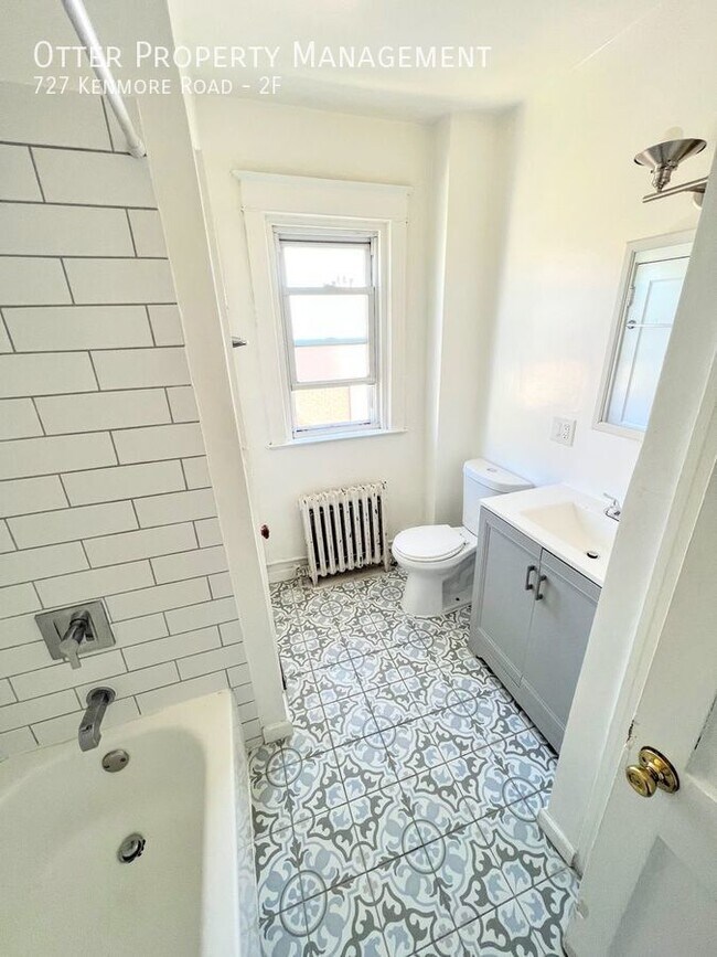 Building Photo - 727 Kenmore Rd