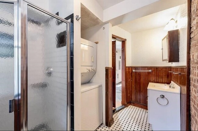 Building Photo - 343 1/2 8th St