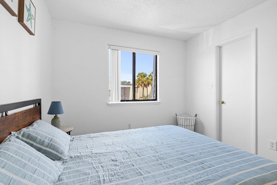 Building Photo - 308 Miracle Strip Pkwy SW