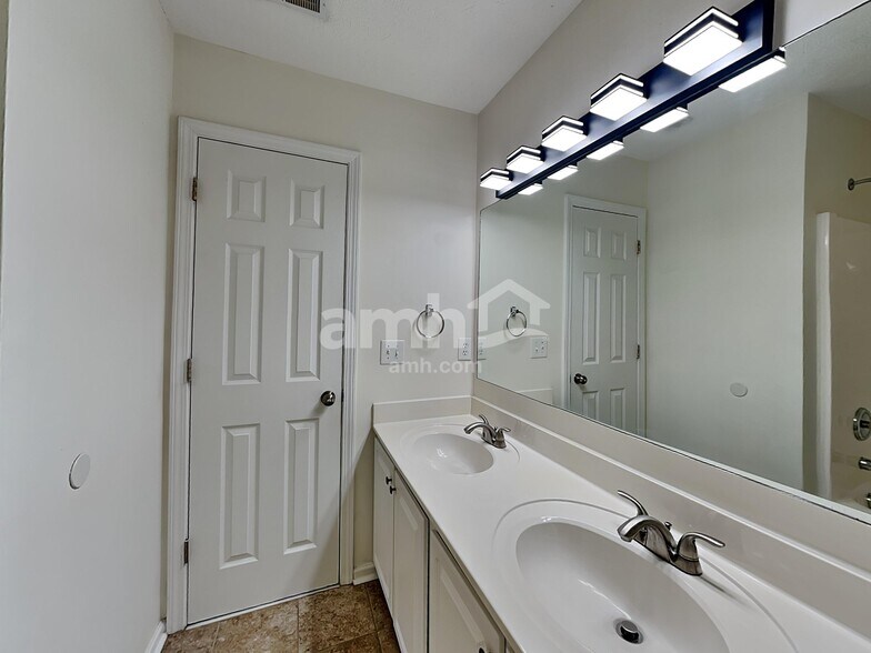 Building Photo - 2840 Meadow Gln