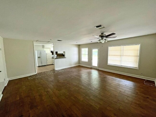 Building Photo - 701 Gardenia Ln