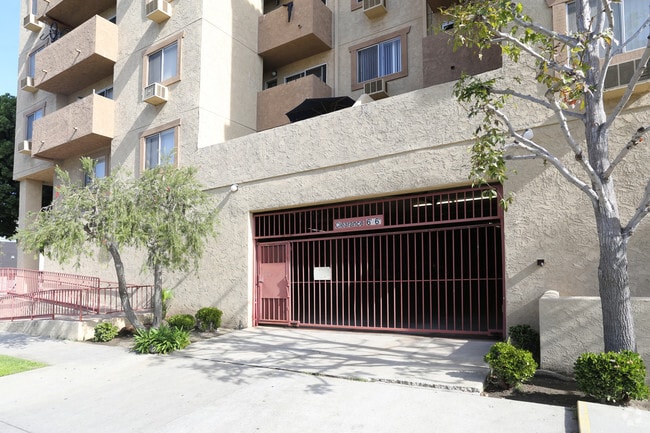 Building Photo - 1400 Venice Blvd.- Modern Living in the Heart of Venice – Renovated 2 Bedroom Units