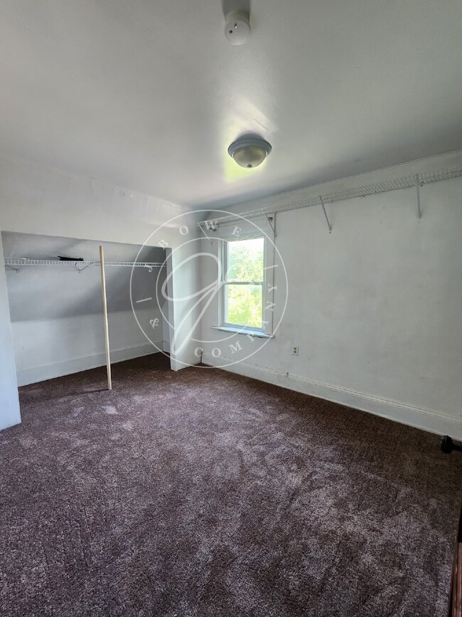 Building Photo - 3 bed 1 bath with bonus rooms!