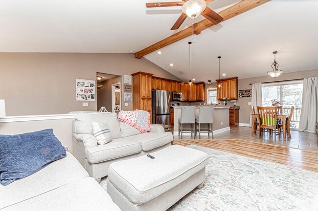 Building Photo - Spacious Single Family Home