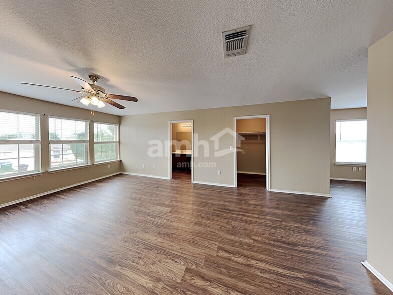 Building Photo - 9211 Mission Run