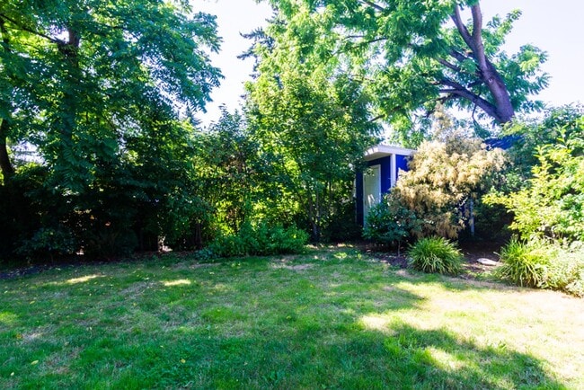 Building Photo - 2bd/1.75ba Seattle House