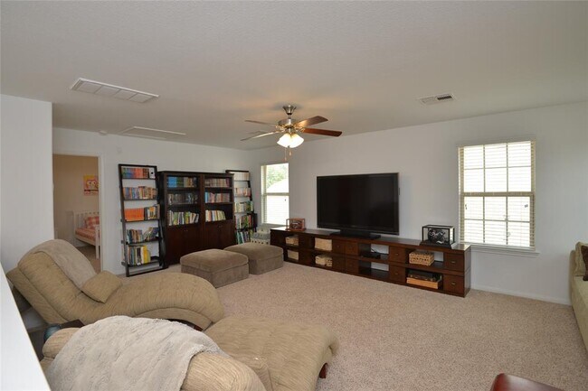Building Photo - 18918 Cove Pointe Dr