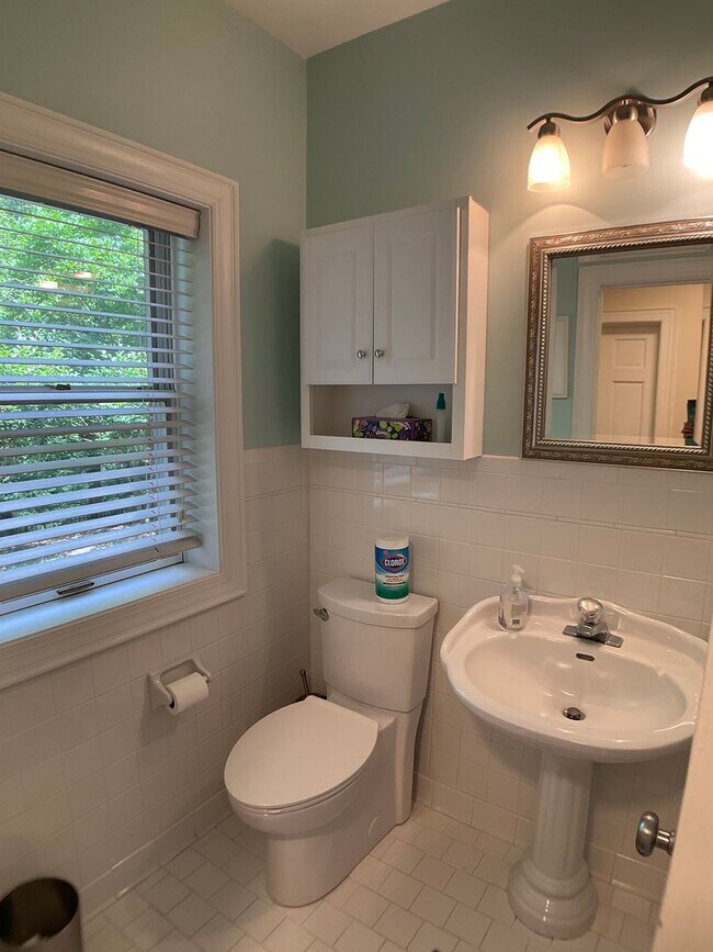 Building Photo - Executive Home in The Heart of Chapel Hill!