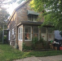 Building Photo - 1054 W 11th St