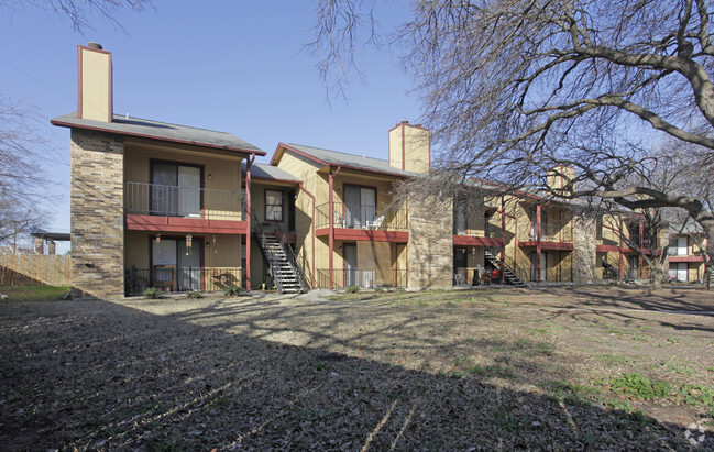 Primary Photo - 12 Oaks Apartments