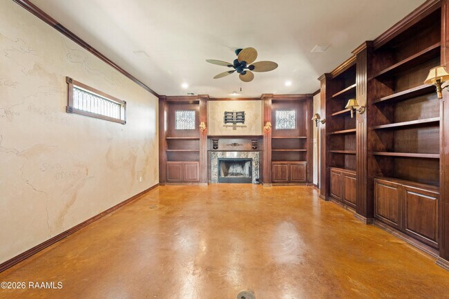 Building Photo - 300 Oak Hollow Dr