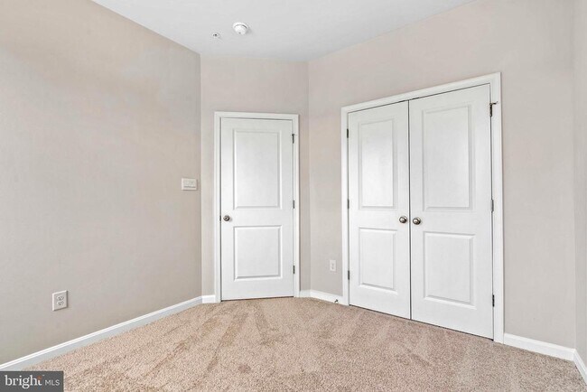 Building Photo - 808 Creekway Dr