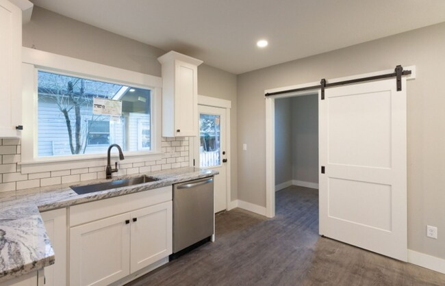 Building Photo - Charming Fully Renovated Home in the Heart of Southeast Portland