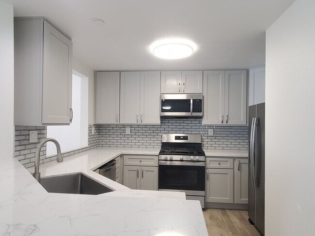 Building Photo - Spacious Remodeled Top Floor Condo, A/C, W...