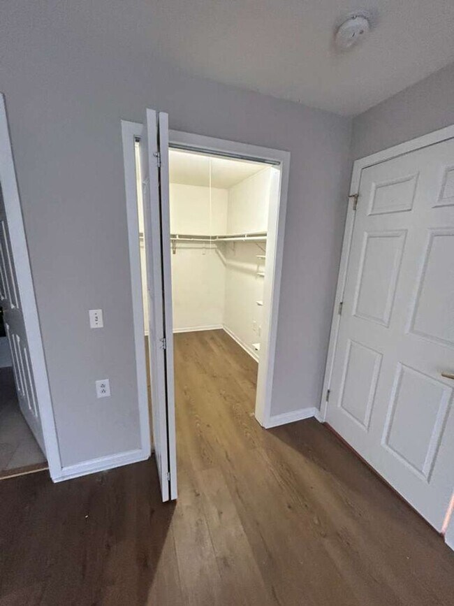 Building Photo - Live the Manayunk lifestyle you’ve been dreaming about — steps from Main Street, minutes from Cen...