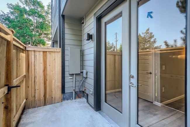 Building Photo - Accessible Townhome near Edgewater!
