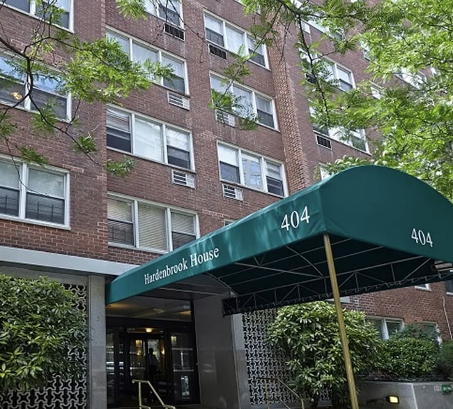 Building Photo - 404 E 66th St