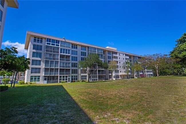 Building Photo - 2600 S Course Dr