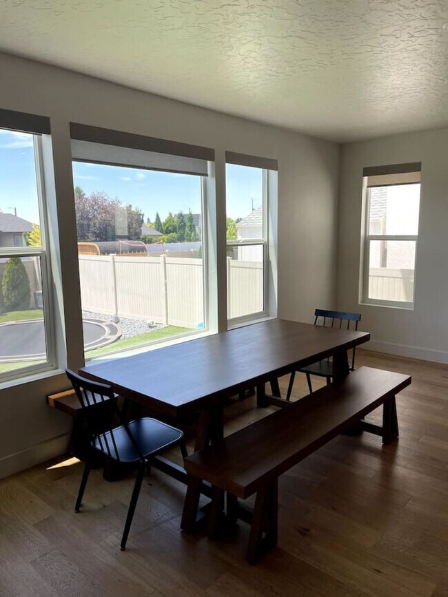 Building Photo - 690 S Edge Ln