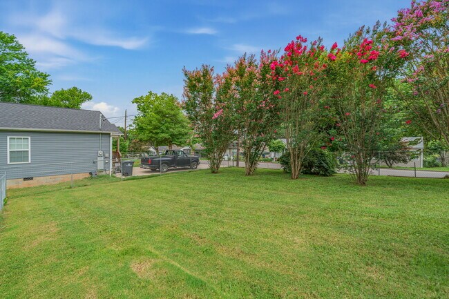 Building Photo - 1315 E Red Bud Rd
