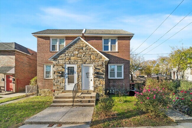 Building Photo - Updated 2 Bedroom Apartment with Central Air & Private Deck — Excellent Location for Commuters