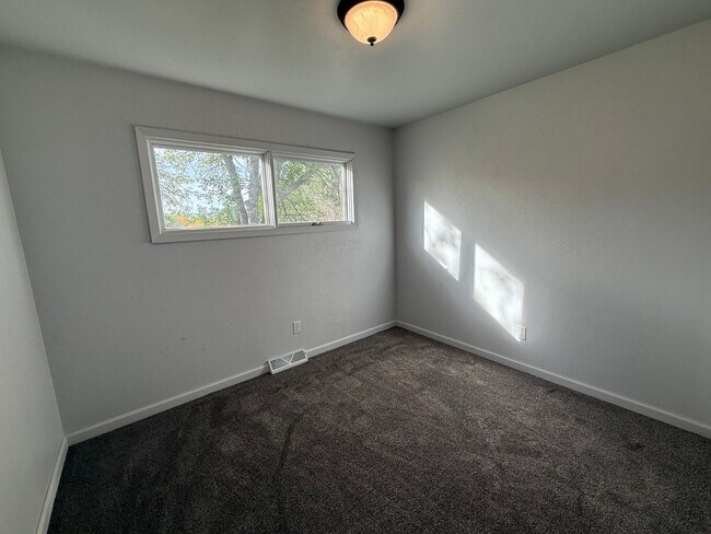 Building Photo - 3 Bedroom Home