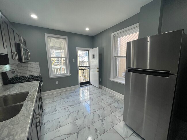 Building Photo - 1611 S Yewdall St