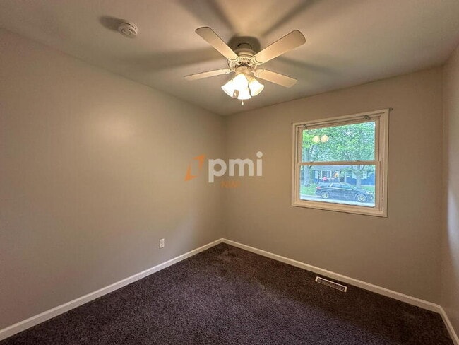 Building Photo - 380 Lahonda Dr