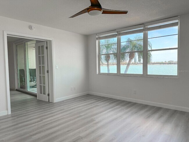 Building Photo - 7910 Sun Island Dr S