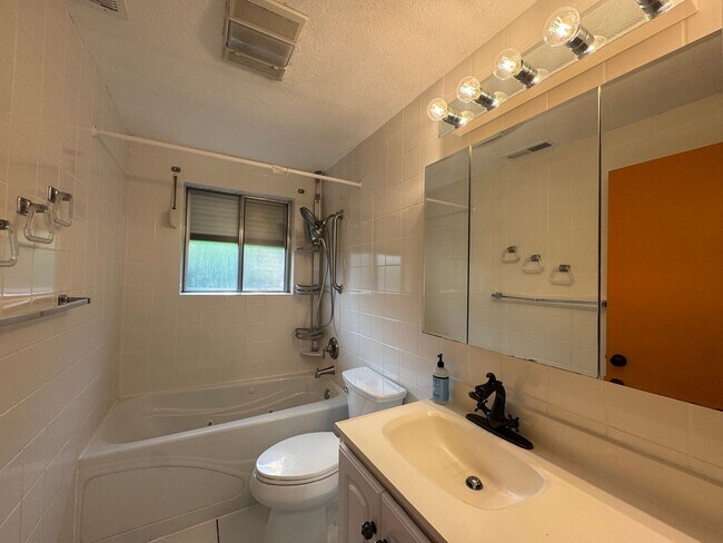 Building Photo - Lake Day Ready- 3 bedroom Rambler!
